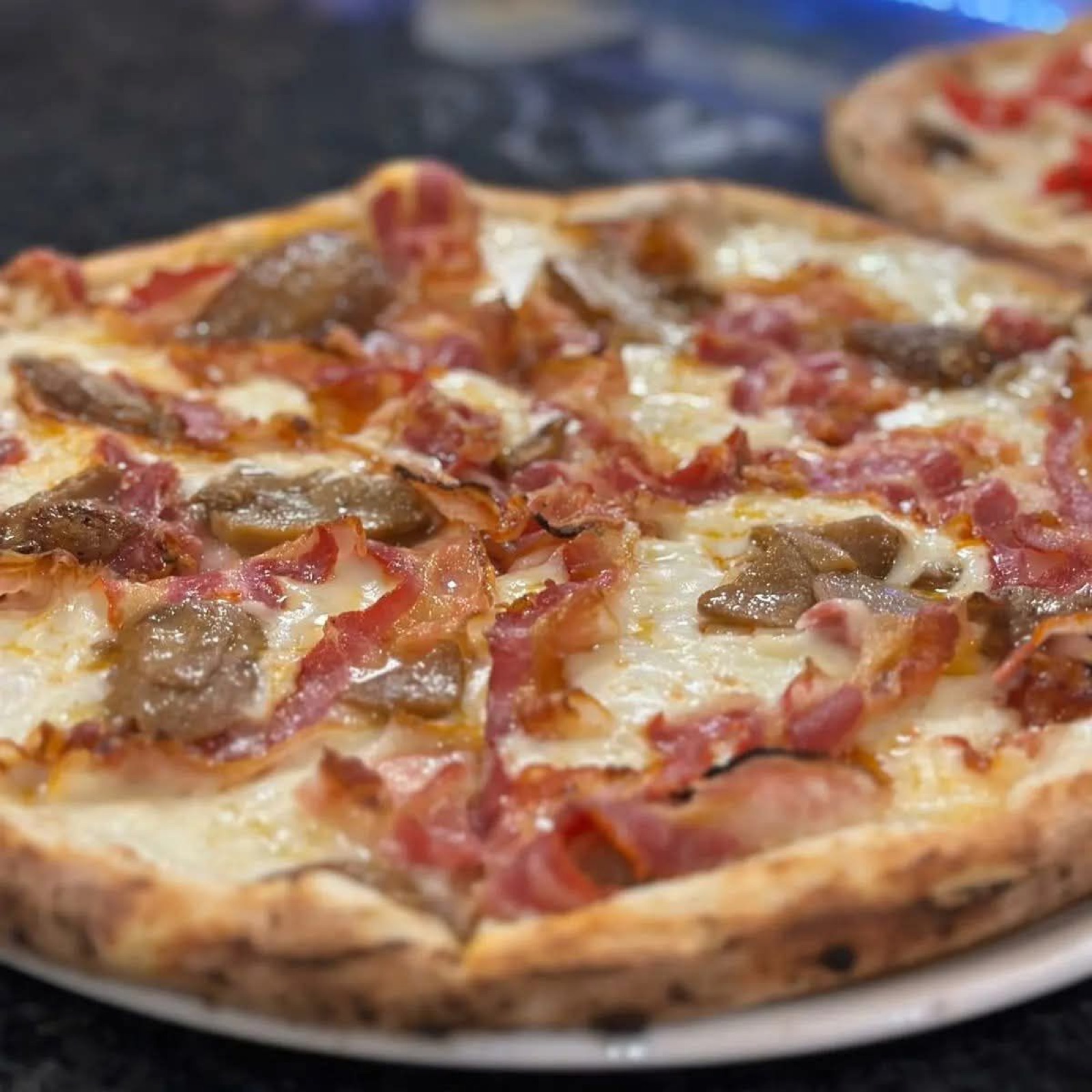 Pizza con pancetta e funghi, dal forno a legna