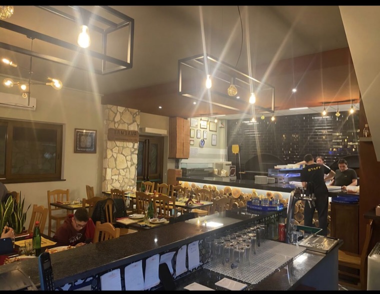 Il bancone e il forno a legna