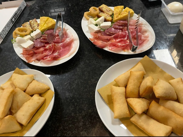 Crescentina: salumi, formaggi e pizza fritta