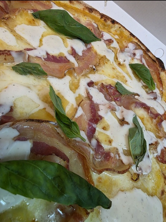 Crudo, basilico e crema di latte