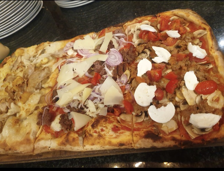 Salsiccia, funghi e fior di latte al metro