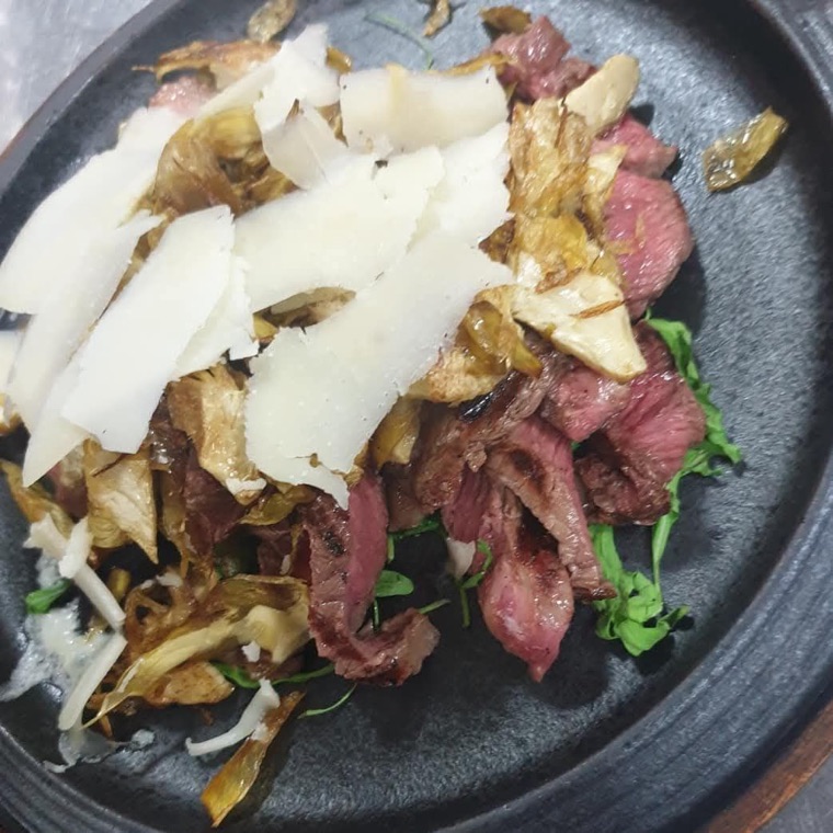 Tagliata di angus con grana e carciofi