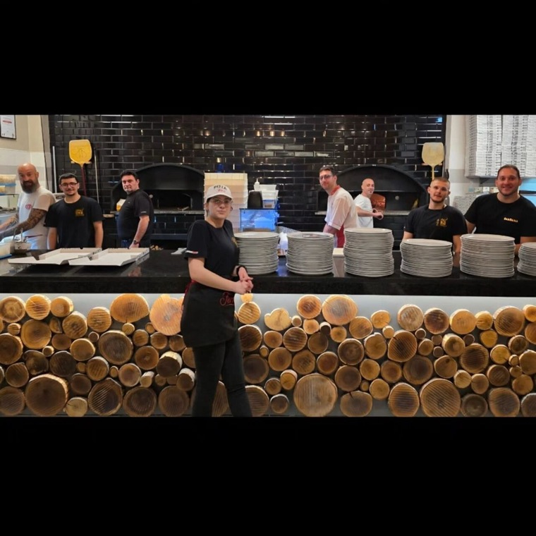 La squadra al completo dietro il forno